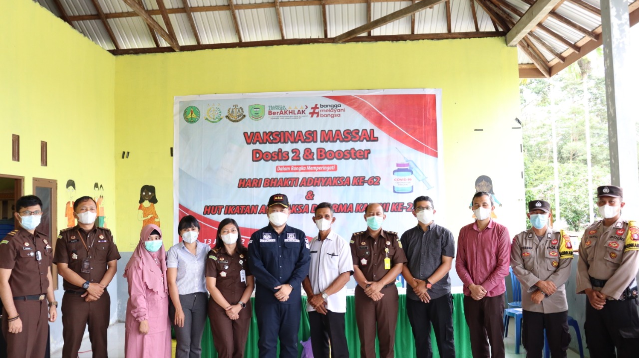 MEMPERINGATI  HARI BAKTI ADHYAKSA KE-62 DAN HUT IKATAN DHARMA KARINI KE-22 KEJARI PULANG PISAU GELAR  VAKSINASI MASSAL