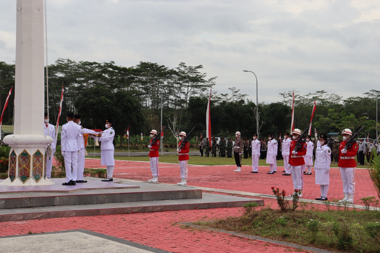 Kejari Pulang Pisau bersama Forkopimda Menghadiri Upacara Peringatan HUT Proklamasi Kemerdekaan Republik Indonesia ke-77
