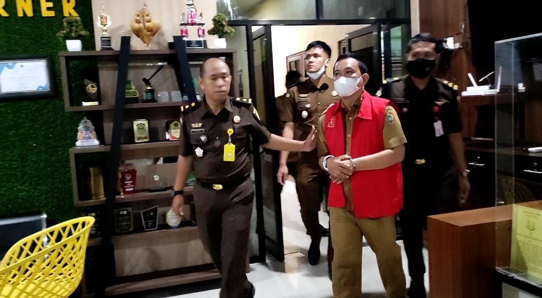 PENYIDIK KEJARI PULPIS TAHAN TERSANGKA TIPIKOR BERINISIAL YH