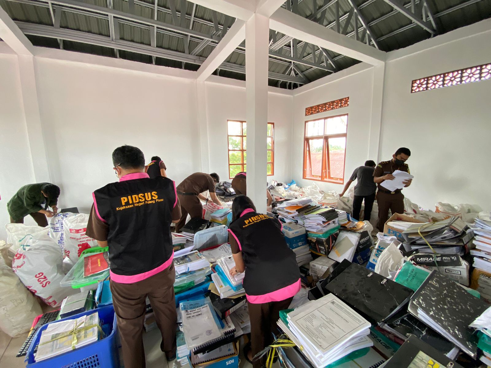 PENYIDIK KEJARI PULPIS GELEDAH GUDANG ARSIP KANTOR BALAI PRASARANA PEMUKIMAN WILAYAH KALIMANTAN TENGAH