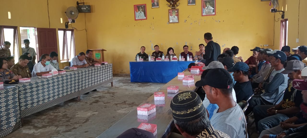 Kejari Pulpis bersama Forkopimda menjadi Mediator antara PT. KLS dengan Masyarakat Desa Papuyu III Sei Pudak