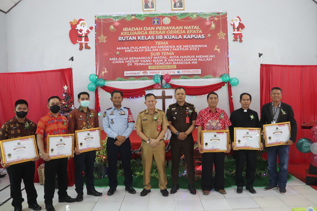 Kasi Pidum Hadiri Acara Ibadah Dan Perayaan Natal Di Rutan Kelas IIB Kuala Kapuas