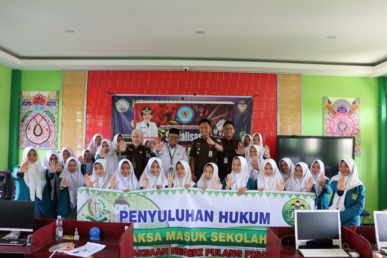 SOSIALISAIKAN BAHAYA NARKOBA, KEJAKSAAN NEGERI PULANG GELAR  KEGIATAN “JAKSA MASUK SEKOLAH” DI MAN 1 PULANG PISAU