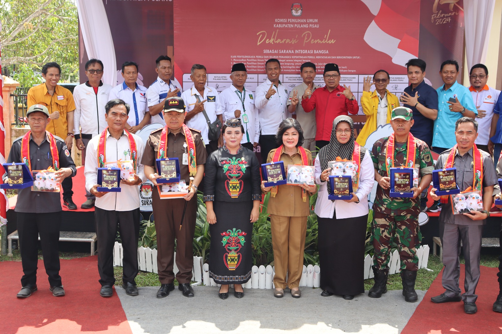 Dukung Sukseskan Tahapan Pemilu, Kepala Kejaksaan Negeri Pulang Pisau hadiri Serah Terima Kirab Pemilu 2024 Kabupaten Pulang Pisau.
