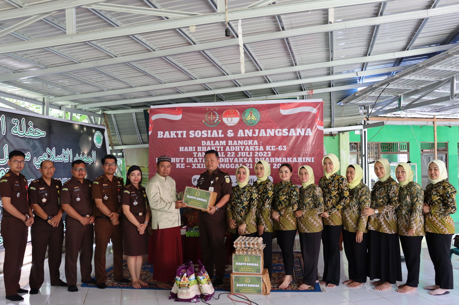 PERINGATI HBA KE-63 DAN HUT IAD KE-23 KEJARI PULPIS GELAR BAKSOS DAN KHITANAN MASSAL GRATIS