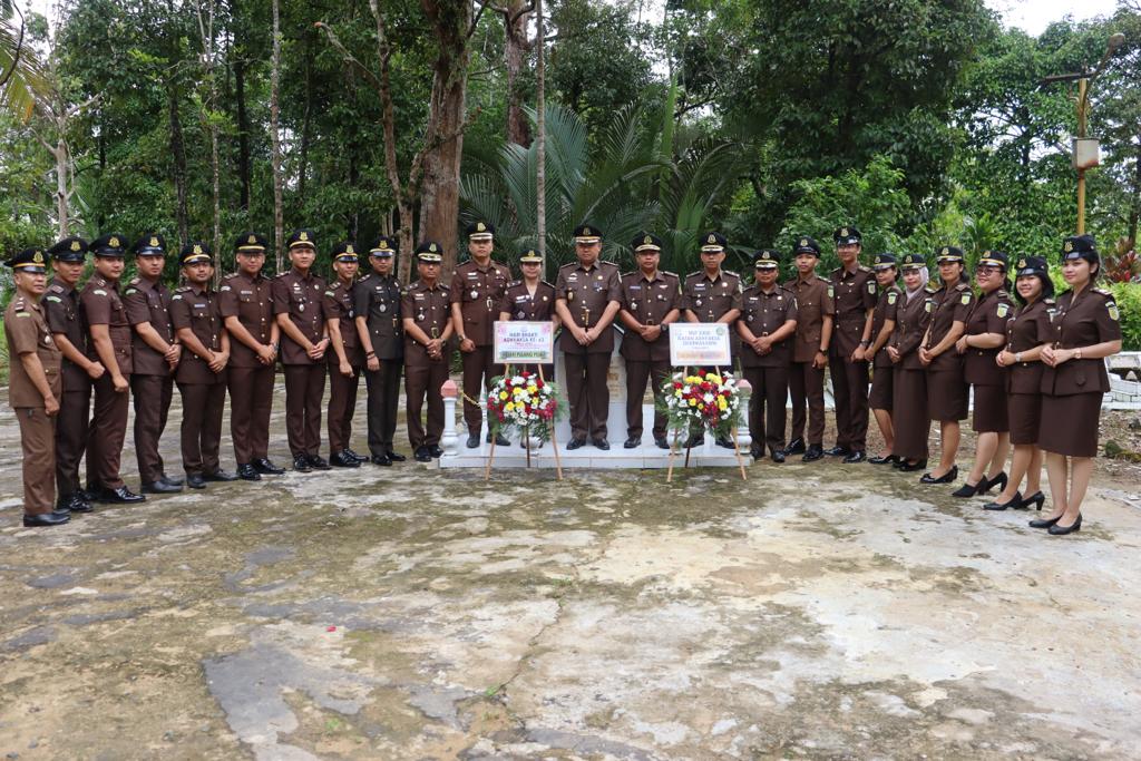 PERINGATI HBA KE-63, JAJARAN KEJARI PULANG PISAU GELAR UPACARA DAN ZIARAH DI TMP H.M SANUSI