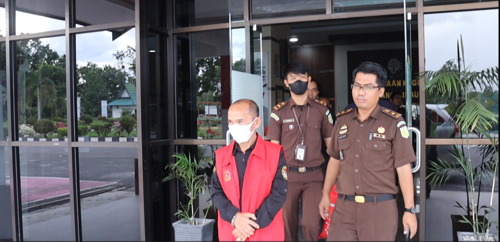 KEJARI PULANG PISAU TETAPKAN TERSANGKA DALAM DUGAAN TIPIKOR PENGADAAN APD PADA PILGUB KALTENG TAHUN 2020  DI KPU PULANG PISAU