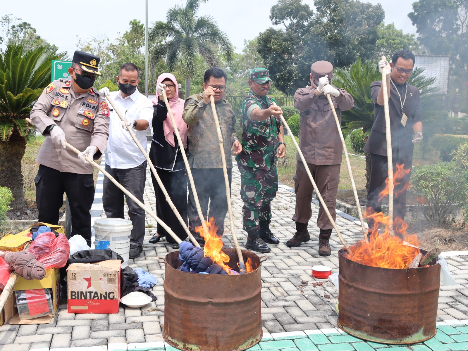 TELAH BERSTATUS INKRACHT, KEJARI PULANG PISAU MUSNAHKAN BARANG BUKTI PERKARA PIDANA