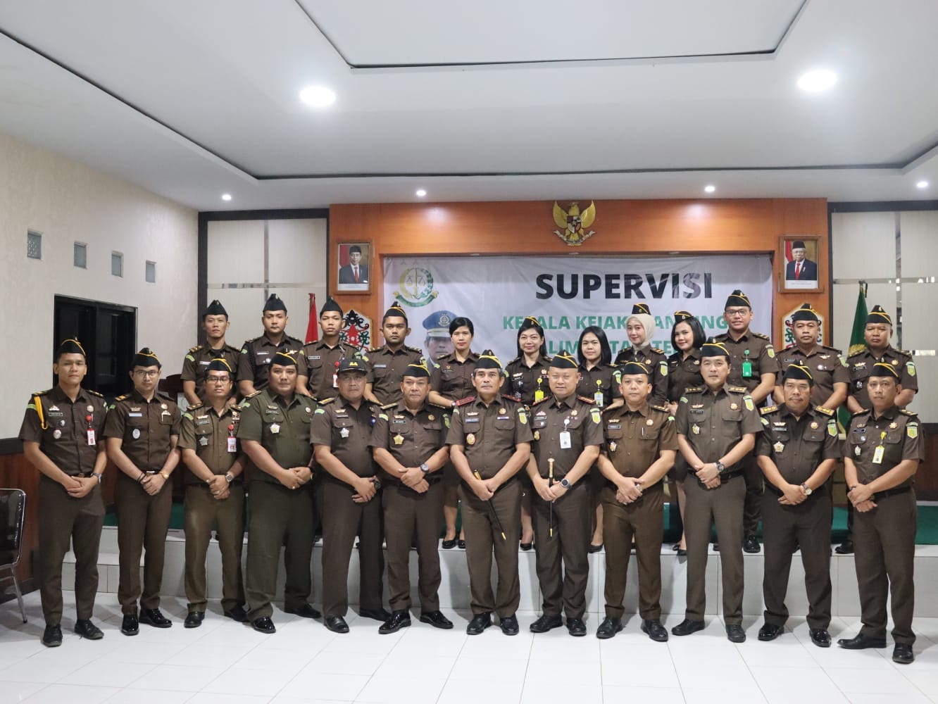 KAJATI KALIMANTAN TENGAH LAKSANAKAN SUPERVISI DI KEJARI PULANG PISAU DAN BERBAGI KEBAHAGIAAN DI PONDOK PESANTREN